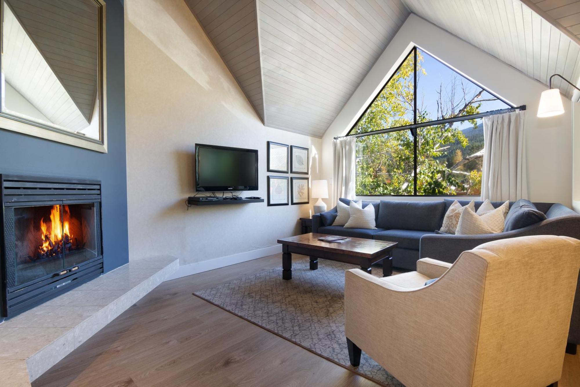 Powder'S Edge By Latour Hotels And Resorts Whistler Exterior photo