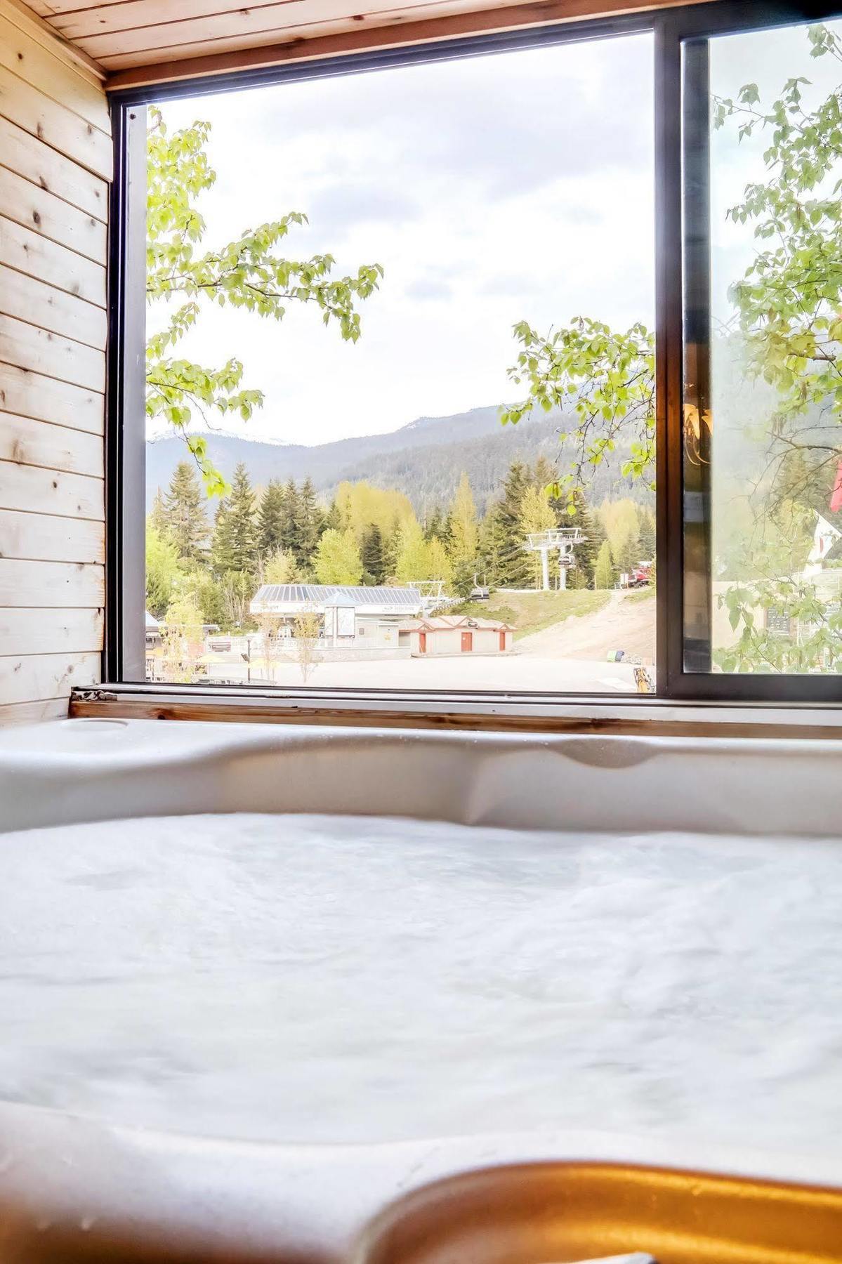 Powder'S Edge By Latour Hotels And Resorts Whistler Exterior photo